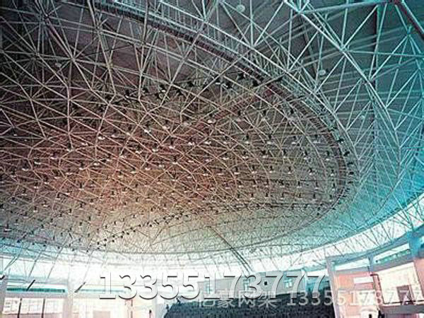 分析彩鋼板網架鋼結構廠房漏雨的因素